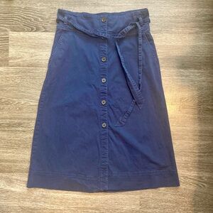 GAP navy belted midi skirt in size 6 with buttons and pockets